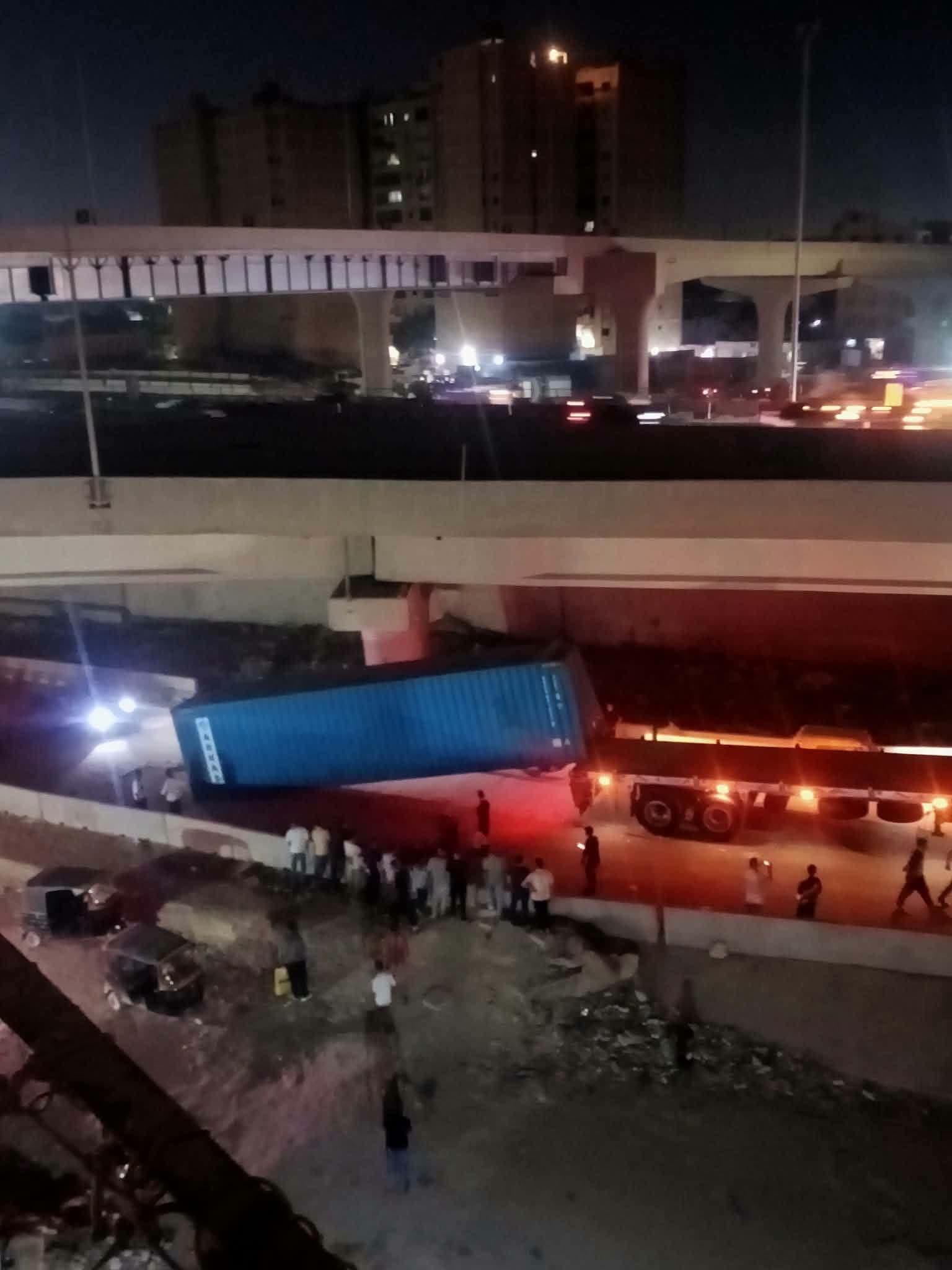 حاوية تسقط على سيارة وتعرقل حركة المرور في الهرم