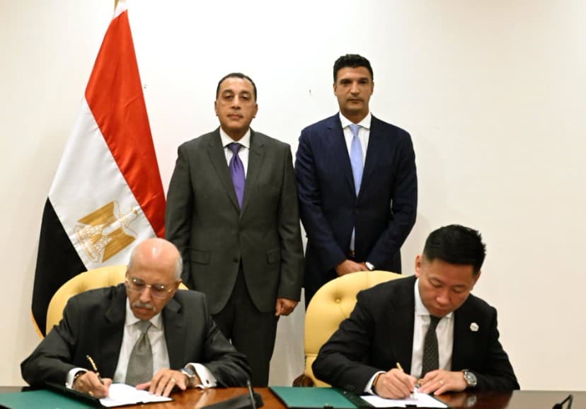 رئيس الوزراء يوقع عقد مصنع بطاريات