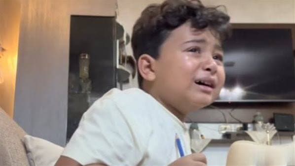 انتقادات لأم بسبب ترويع طفلها أثناء المذاكرة