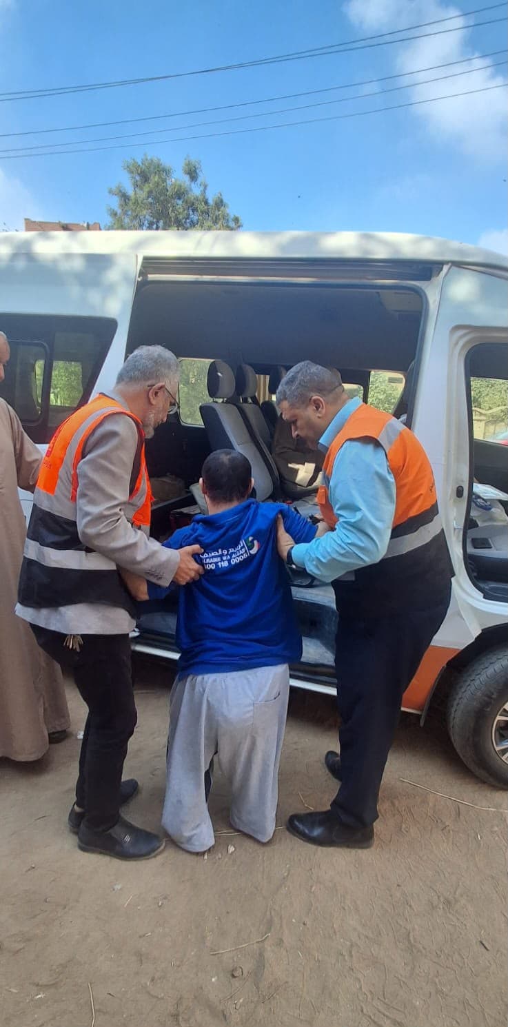 فرق التدخل ينقل شاباً معوقاً إلى دار رعاية بناءً على طلب والده