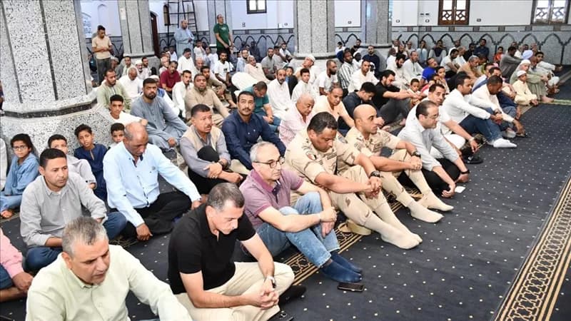 محافظ أسوان يستمع لشكاوى بعد الجمعة