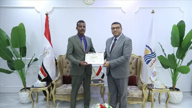 محافظ قنا يكرم مدير الزراعة لجهوده في توزيع الأسمدة