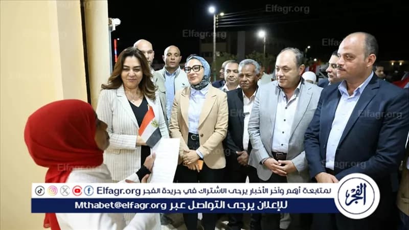 وزيرة البيئة ومحافظ الوادي الجديد يفتتحان مجمع الحرف