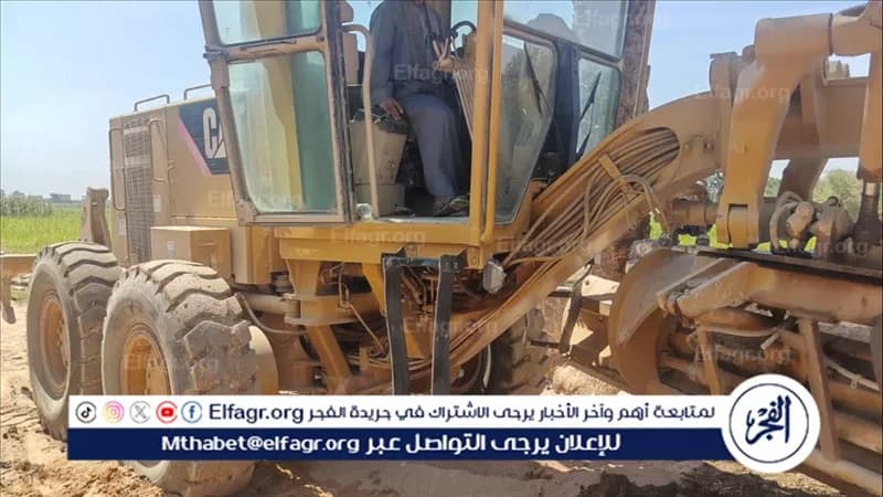 أسيوط: تسوية تربة مدخل عزبة الخضيرية