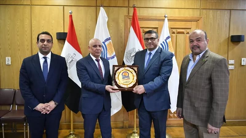 محافظ قنا يكرم رئيس شركة المياه