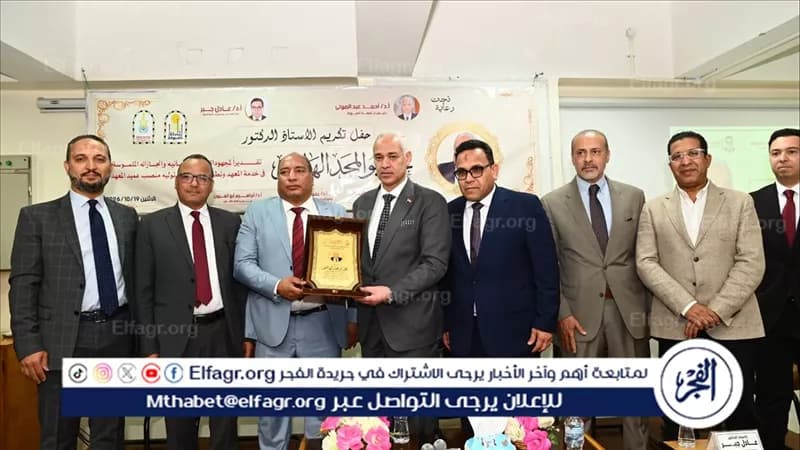 رئيس جامعة أسيوط يكرم عميد الأورام السابق