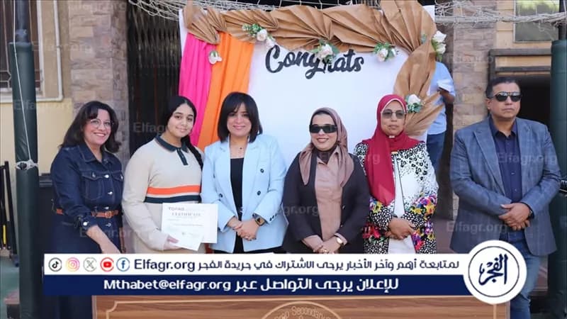 وكيل تعليم أسيوط يوزع شهادات التوفاس لطلاب السلام