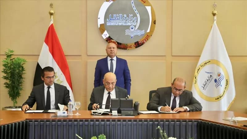كامل الوزير يوقع مذكرة لتأسيس مركز لوجستي بالدخيلة