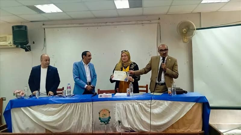 جامعة أسوان تكرم متفوقي العلوم
