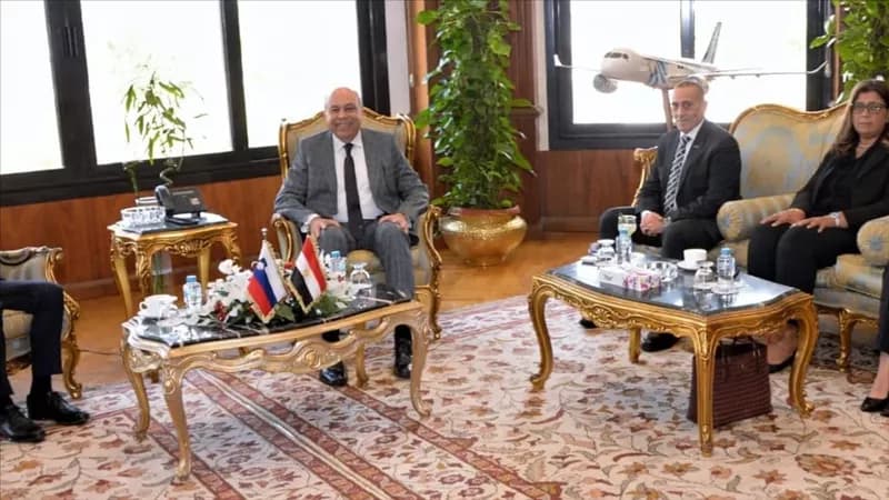 وزير الطيران يتباحث مع السفير السلوفيني حول تعزيز الرحلات السياحية
