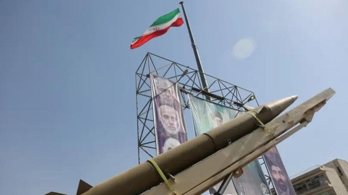 Revolutionary Guard Issues New Warning on War Zone