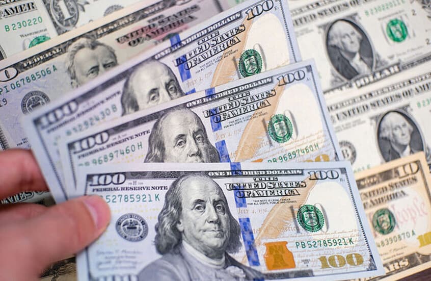 Iraq to receive new dollar shipment after US deals