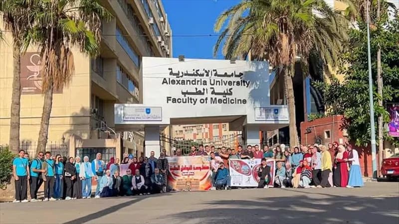 جامعة الإسكندرية تقدم خدمات طبية لعشرين مواطنًا وتحوّل حالات للمستشفى