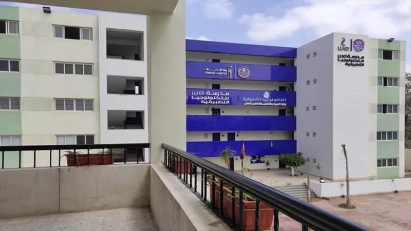 ولي أمر مدرسة WE بالسويس يطالبون بتأمين المدرسة ومنع حرق المخلفات