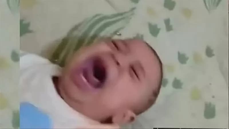 أم تعنف طفلها بسبب خلاف مع طليقها