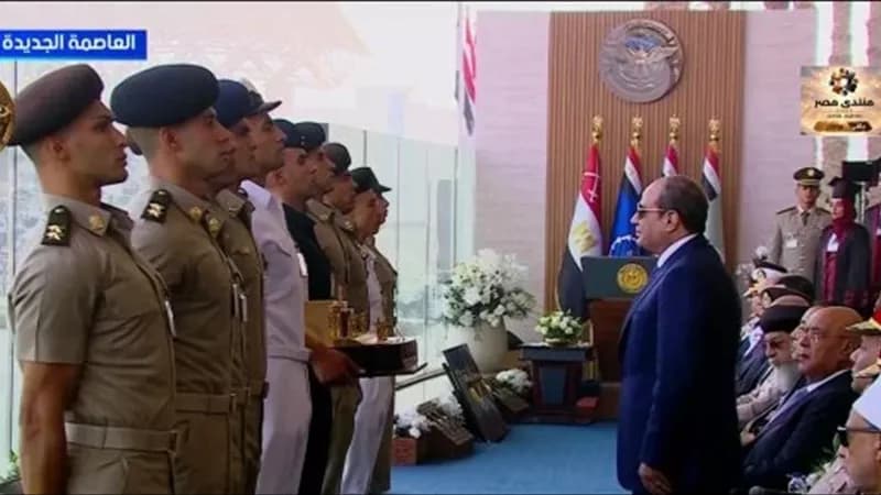 أوائل الخريجين يهدون درع الأكاديميات للرئيس السيسي