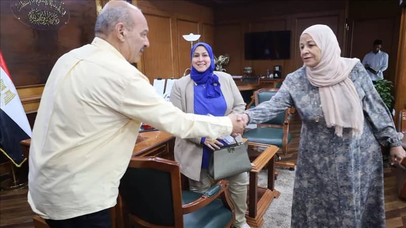 محافظ السويس يلتقي معلمة الإيمان بعد الاعتداء
