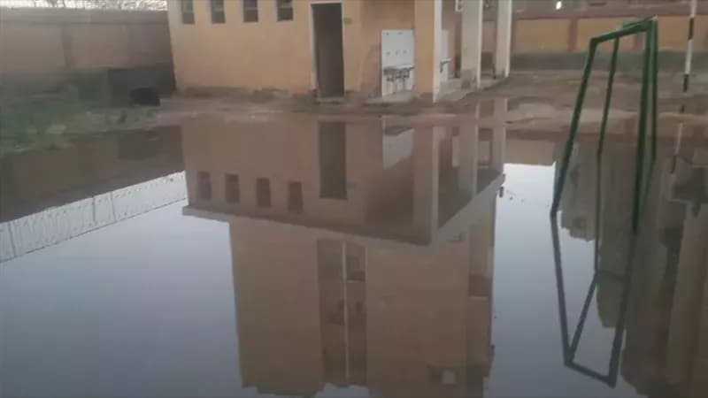 تسرب صرف صحي يغرق فناء مدرسة بسوهاج