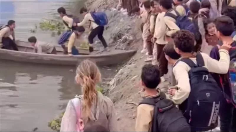 تلاميذ يعبرون بحر حادوس للدراسة