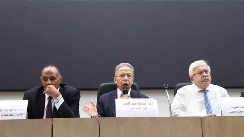 نقيب الأطباء: زيادة المقبولين ليس حلا لنقص الأطباء