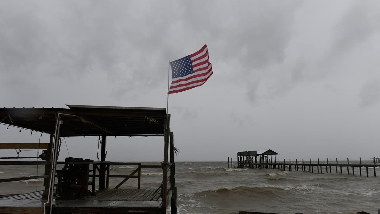 Power outages amid Isaias impact Florida and Alabama