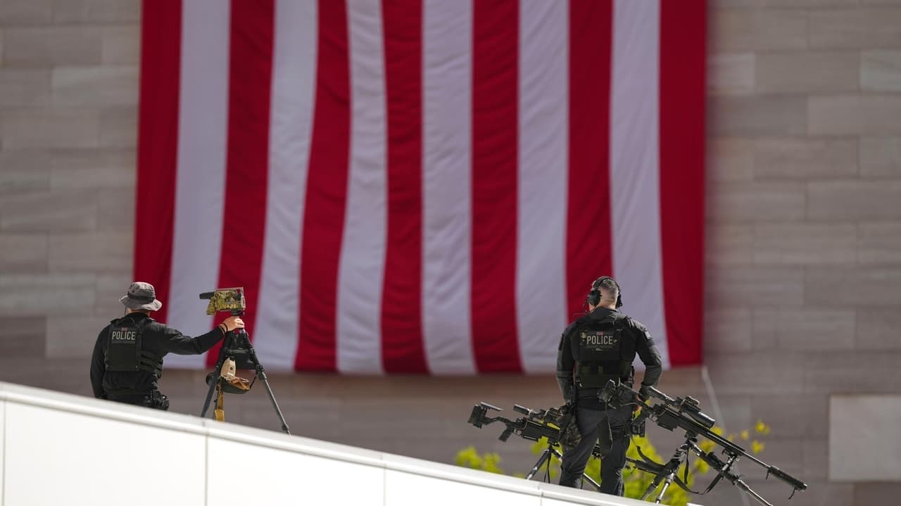 Three Secret Service members put on leave
