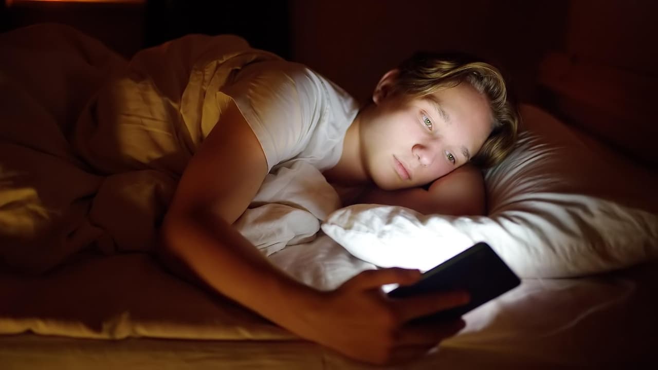 Research: Reduced late-night phone use improves teen sleep