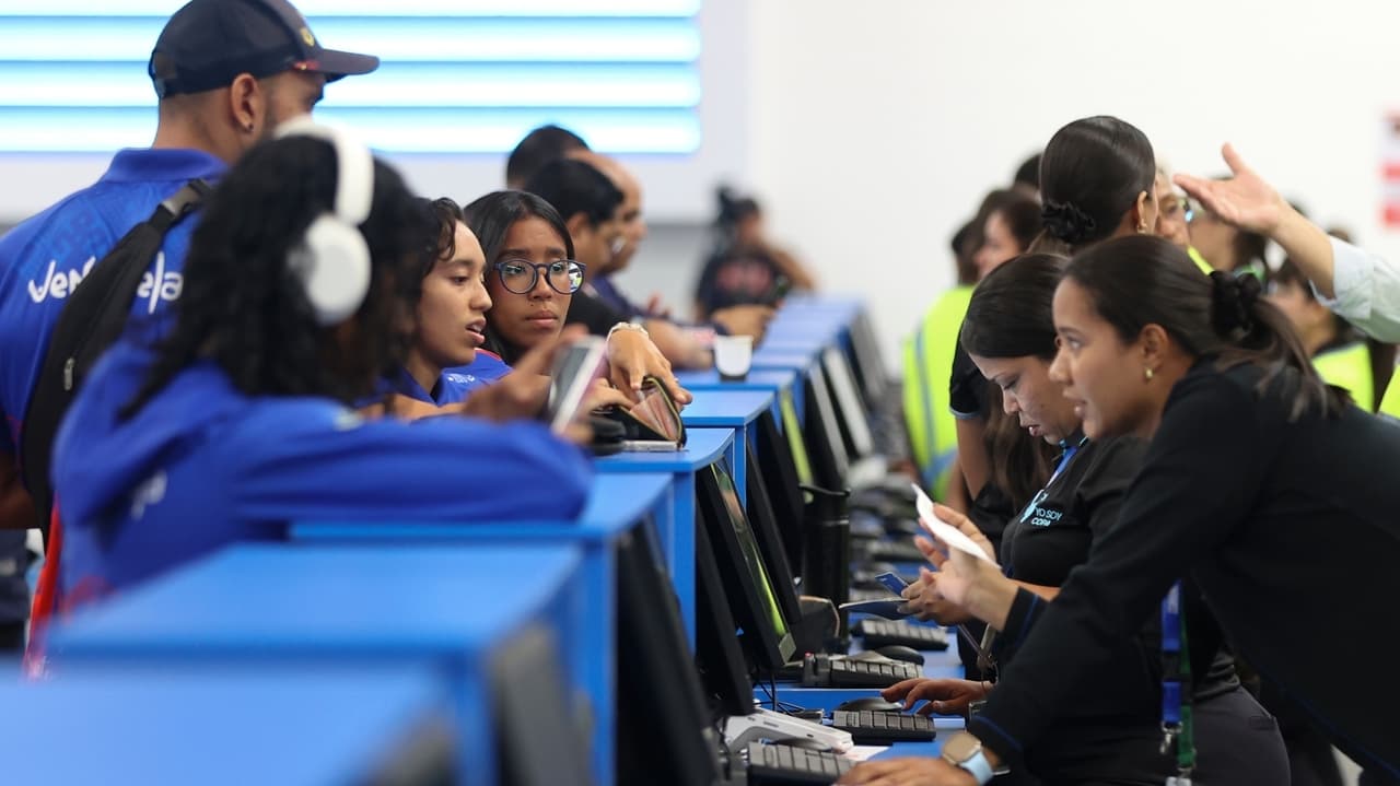 Venezuela's main airport restarts flights after quakes