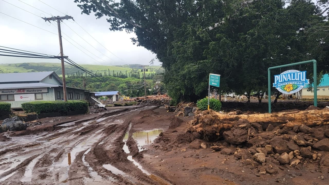 Hawaii recovers as cyclone threat looms