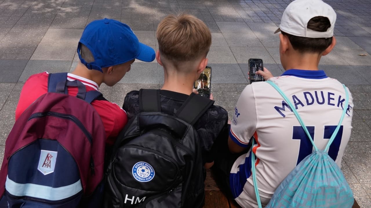 French lawmakers approve social media ban for under 15
