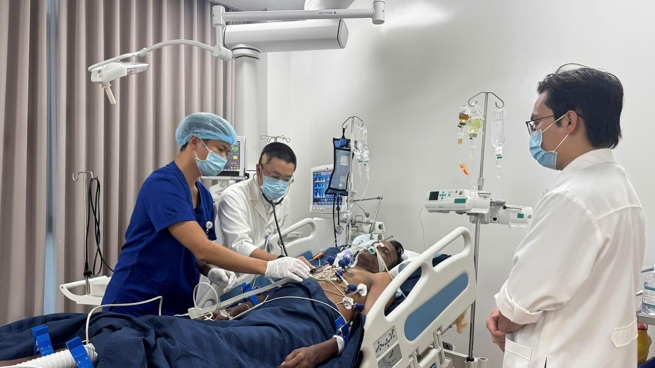 سائحان هنديان في حالة حرجة بعد غرق قارب في فيتنام يودي بحياة 15 شخصًا