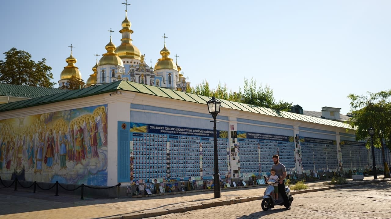 Russian attack hits Ukrainian shopping center