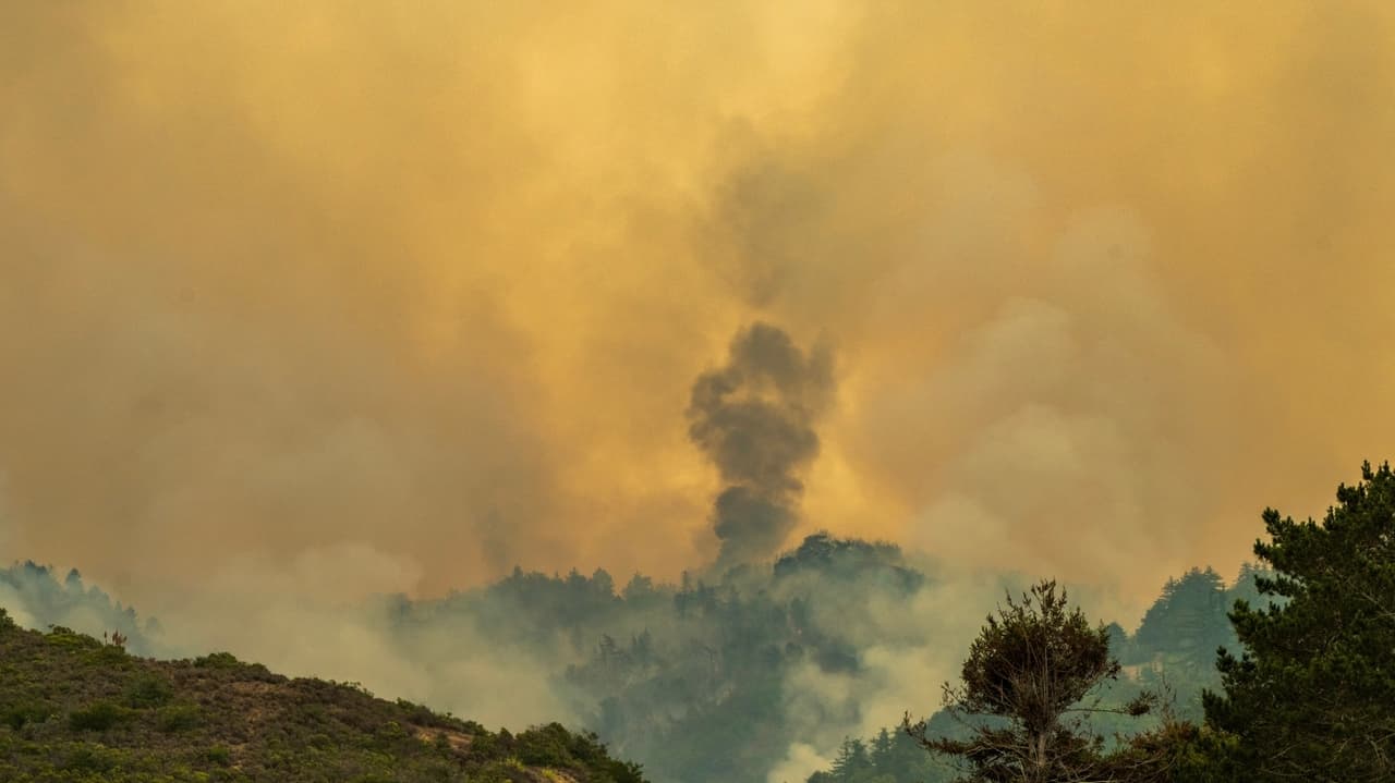 Wildfires spread along Big Sur coast