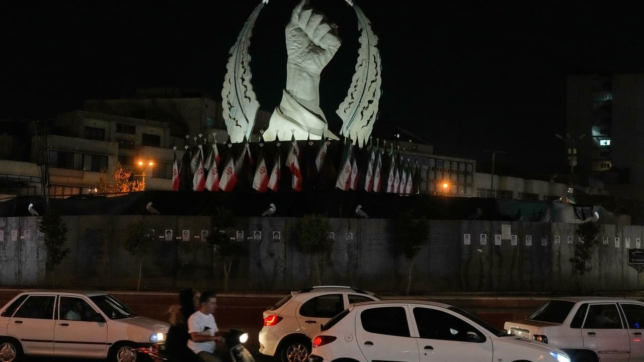 إيران تتبع هجمات بعد الضربات الأمريكية