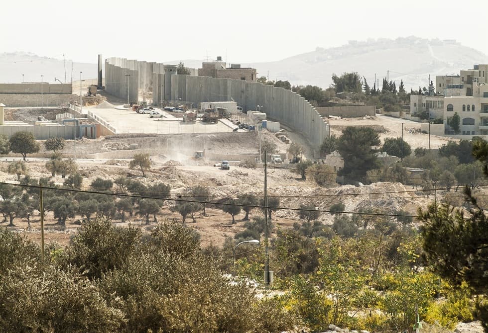 أربعة فلسطينيين يصابون برصاص الاحتلال عقب حرق أراضي