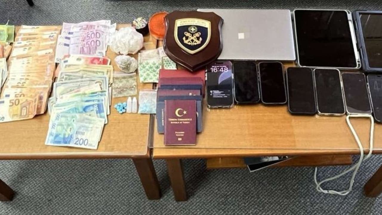 اليونان تعتقل 8 أشخاص بتهريب مخدرات
