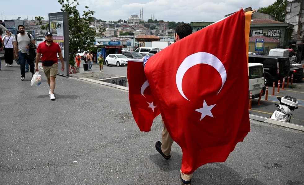 Turkey constructs first insulated border wall