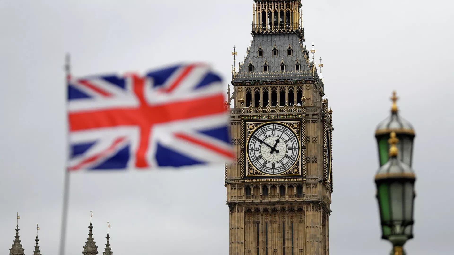 Britain detains Turkish citizen over Hamas support
