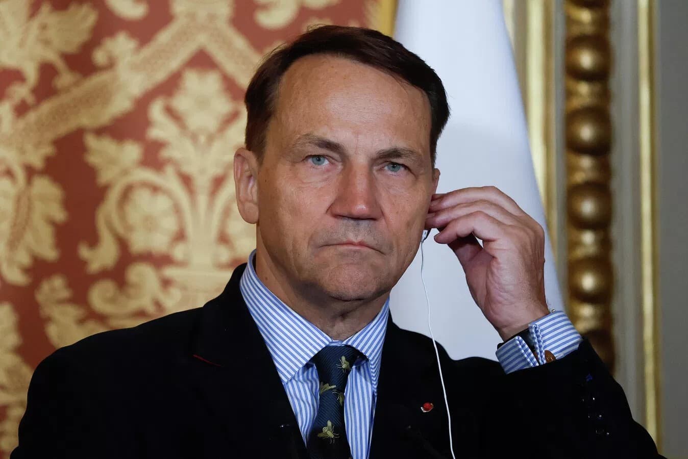 Polish Foreign Minister Confronts Public Criticism over Ukraine