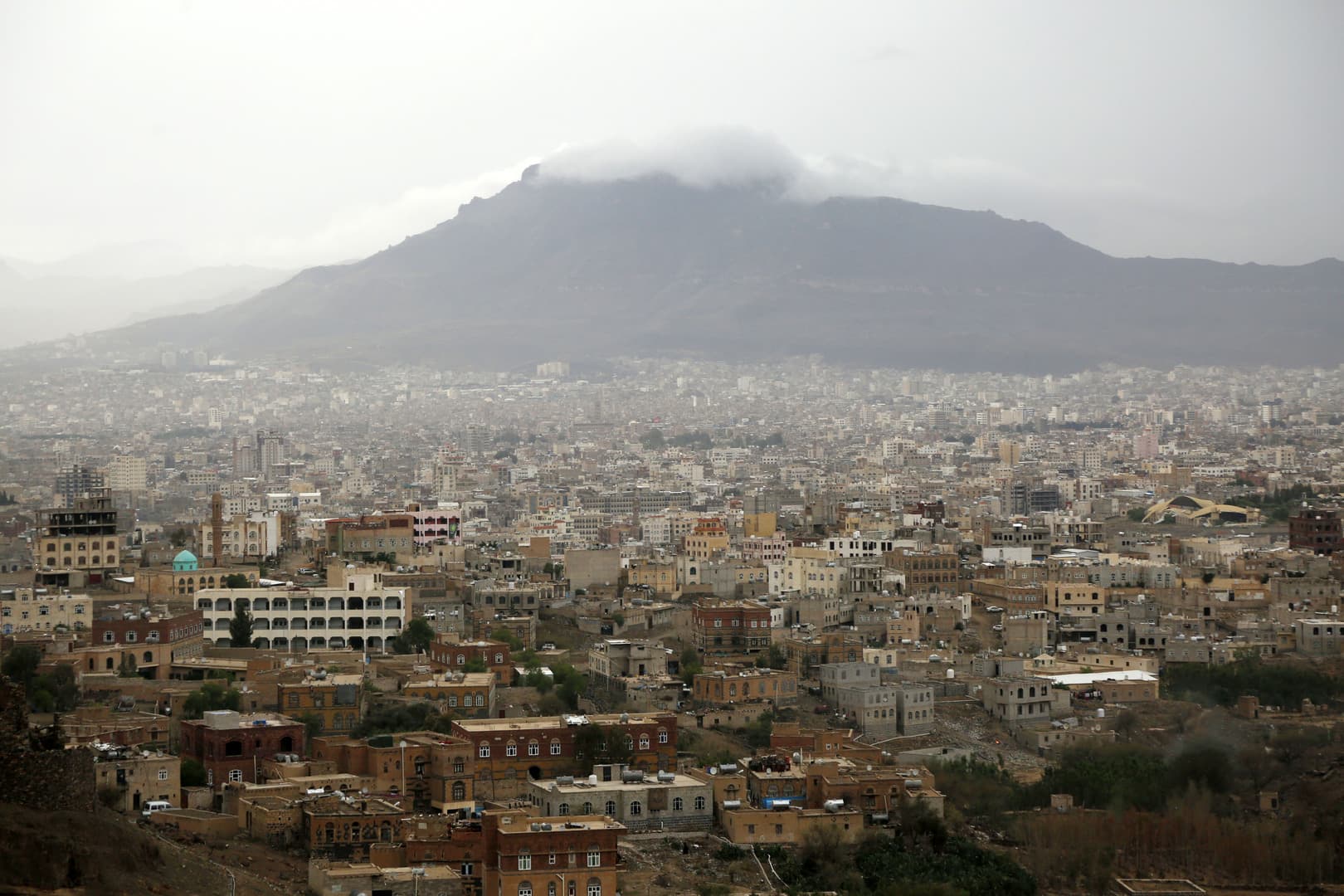 الحوثيون يزيدون سعر الوقود في الشمال