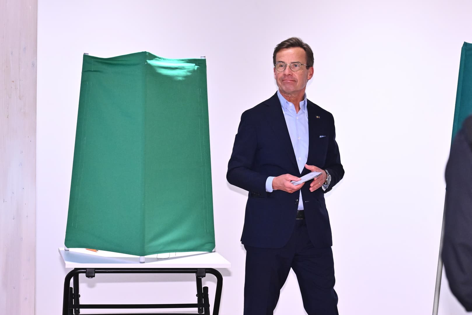 Swedish PM resigns after election win