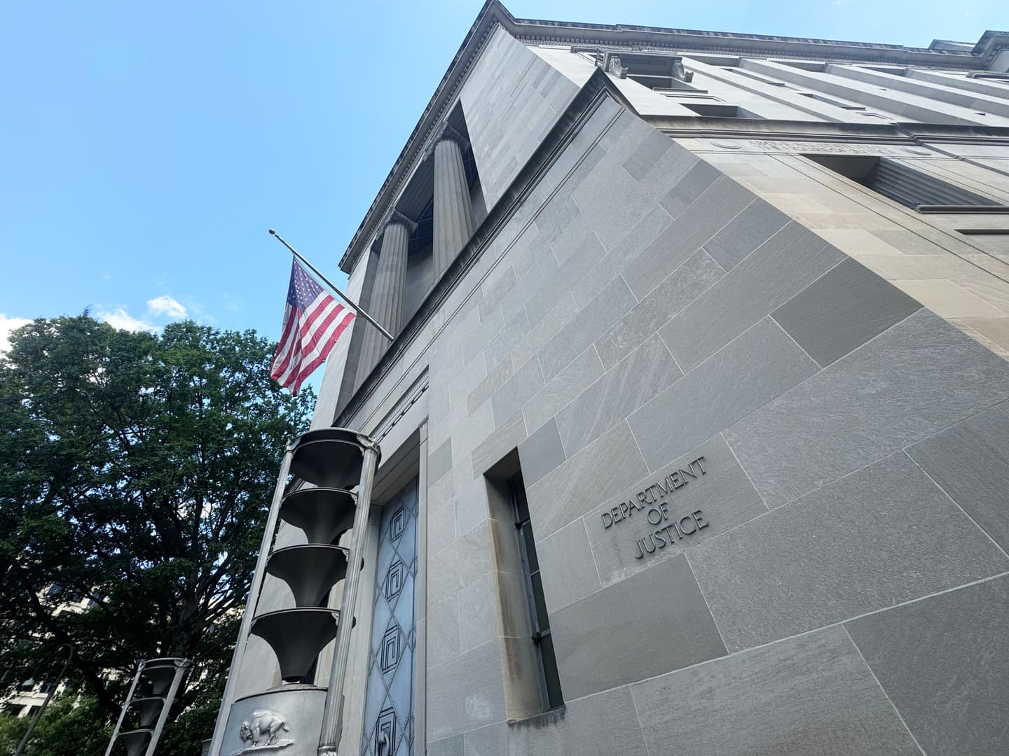 Justice Ministry may bar CNN MS and Politico from White House access