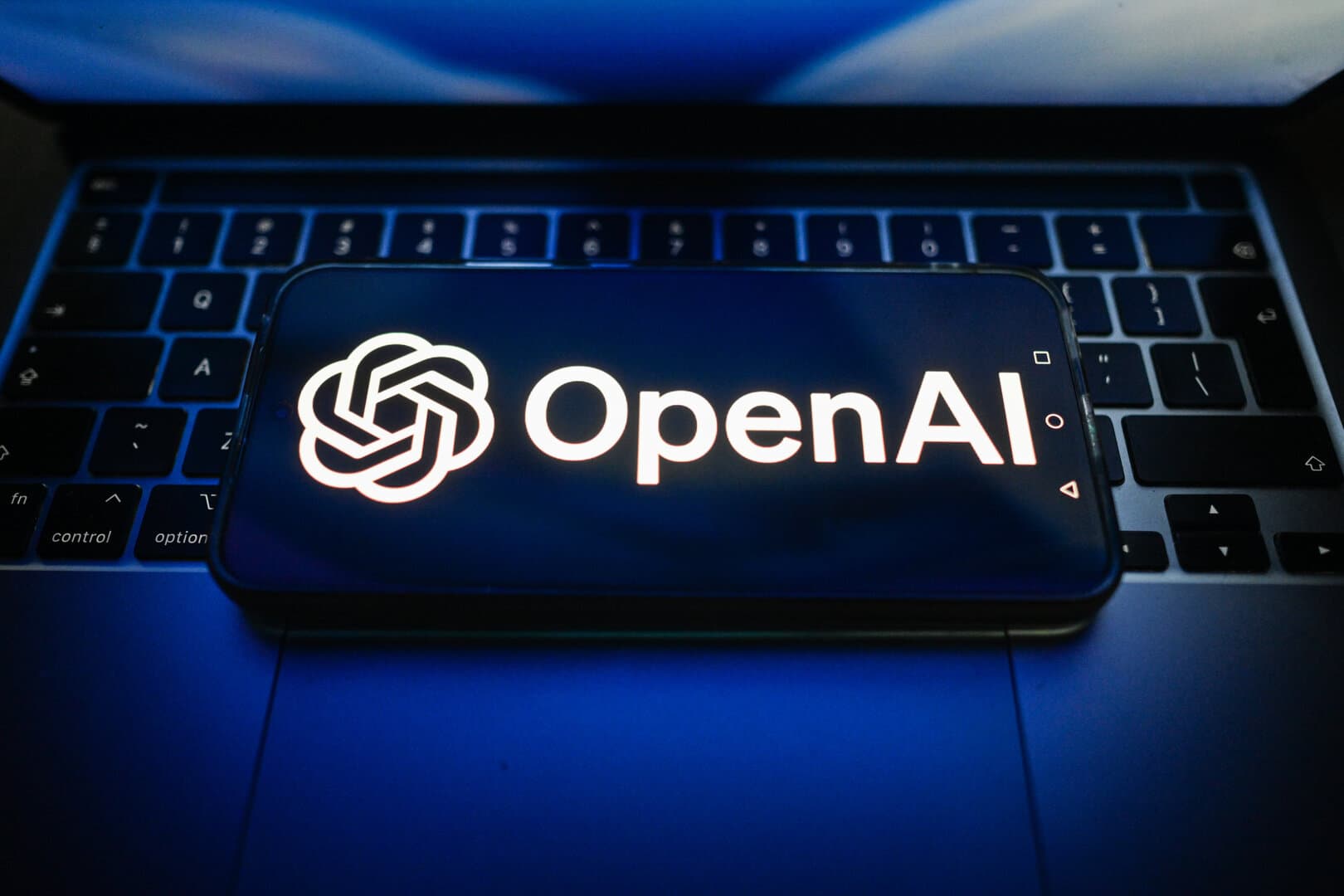 تقرير أمريكي يوضح محادثات OpenAI مع مستثمرين إماراتيين