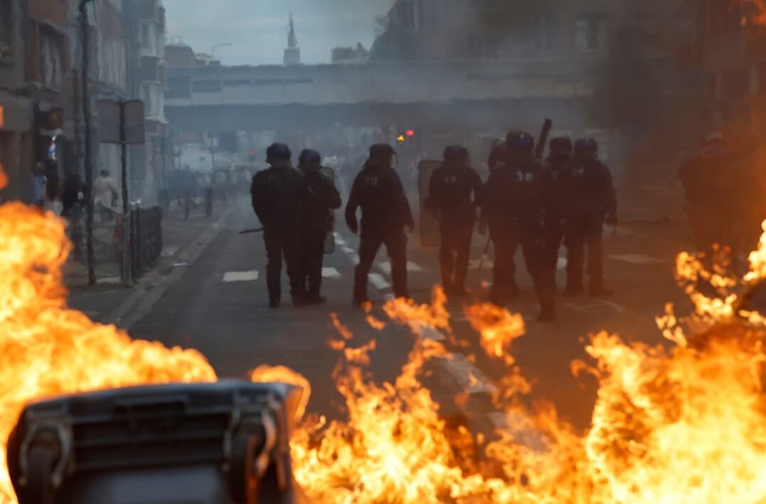 French PM's initial move on student protests
