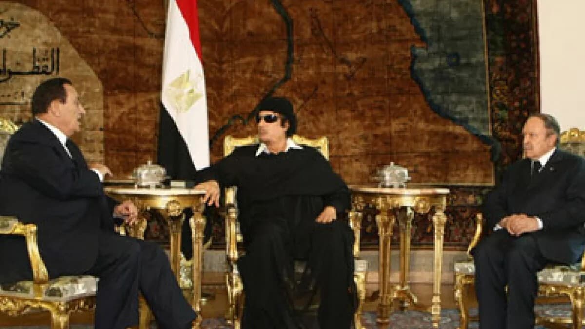 وزير مصري سابق يذكر زياراته السرية مع مبارك إلى ليبيا