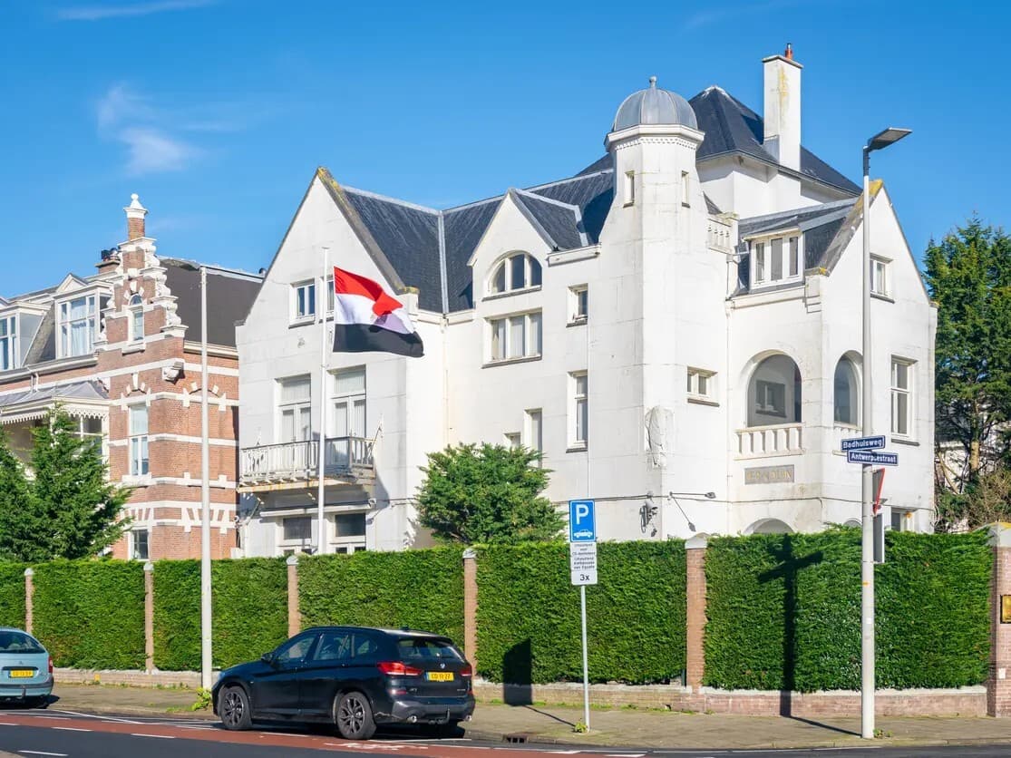 Egypt urges Netherlands to secure embassy and free citizen