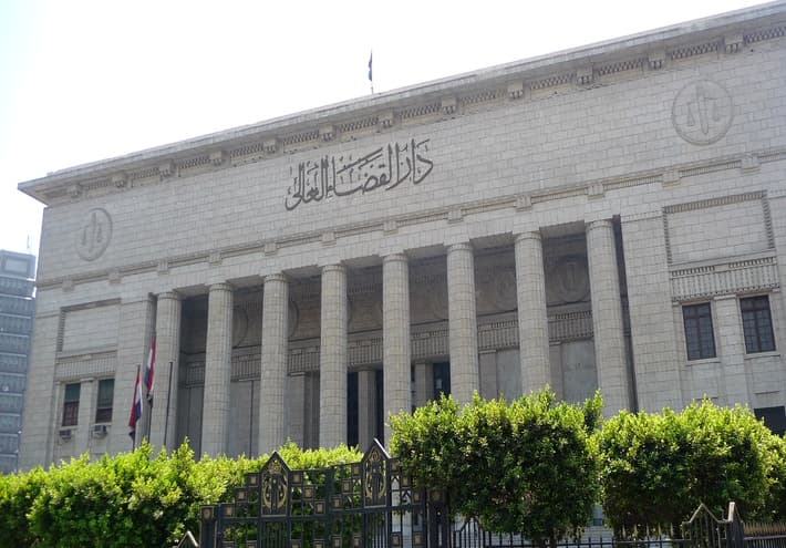 مزاعم تزوير وتقاضي مسؤول حكومي كبير في مصر