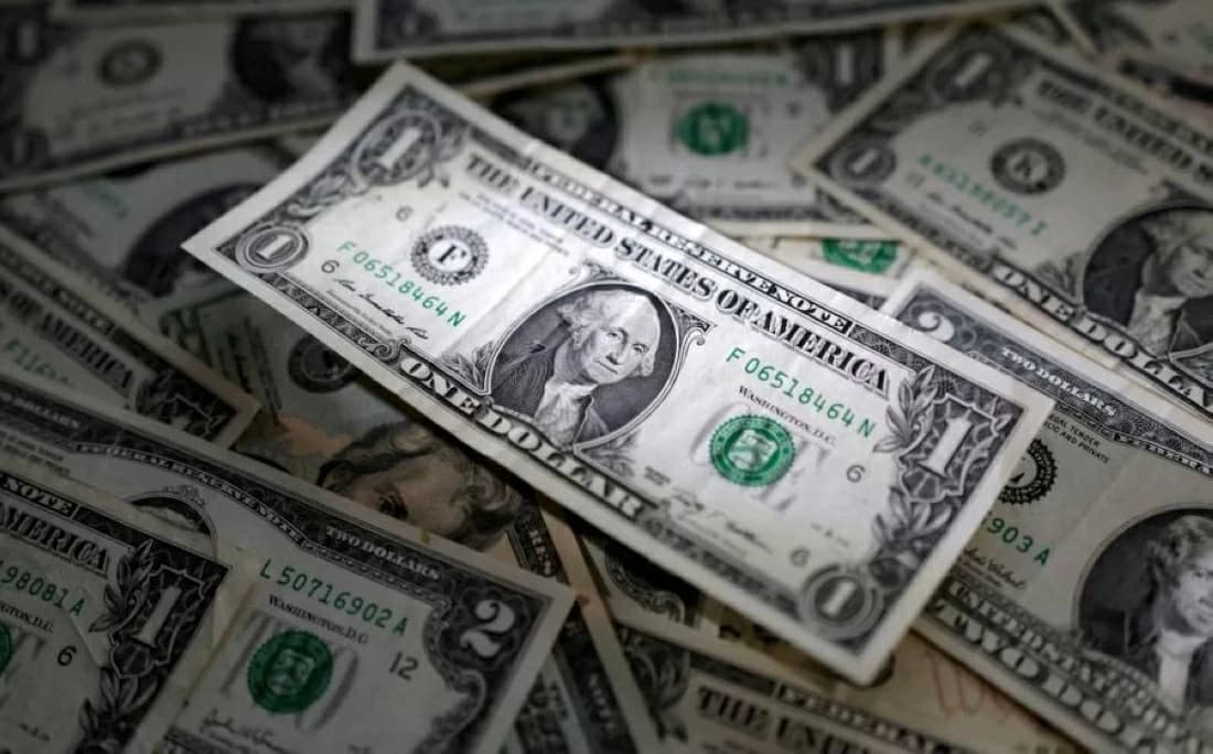 The dollar remains steady amid rising tensions and expectations of interest rate hikes