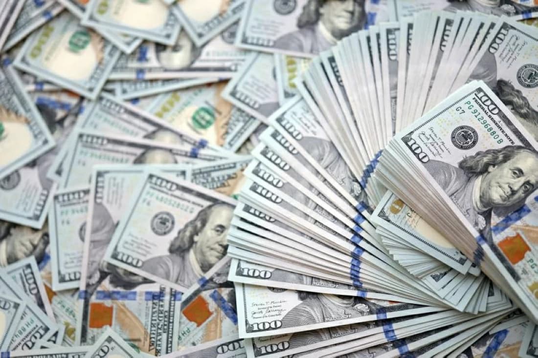الدولار يستقر قرب أعلى مستوى في أسبوع