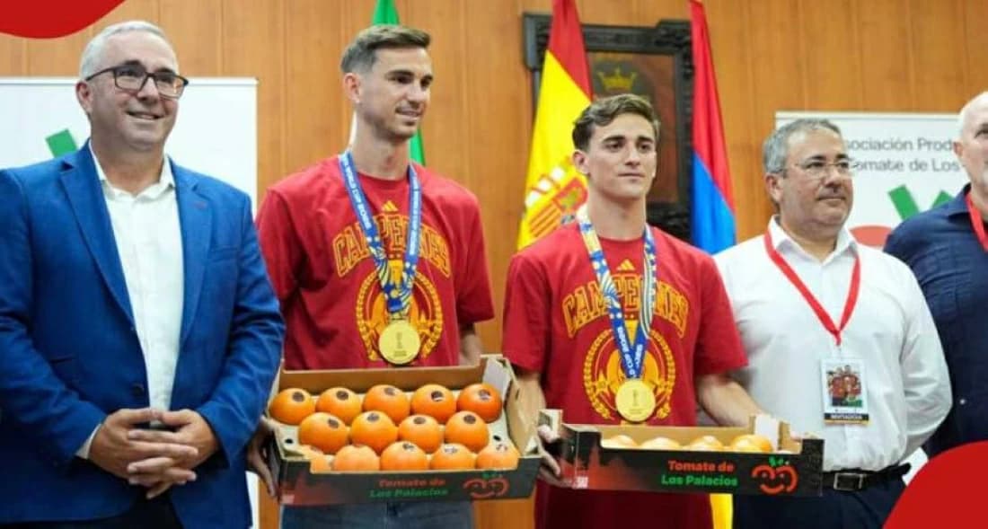 Spain's stars received 153.5 kg of tomatoes after World Cup win
